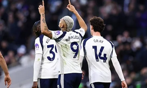 Tottenham 2-0 Brentford: Bàn thắng của Richarlison và Simons giúp Gà trống trở lại
