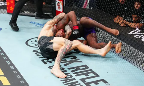 Lật kèo ngoạn mục tại UFC 323: Chris Duncan 'siết cổ' Terrance McKinney sau màn đôi công bão táp