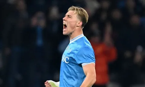 Hojlund rực sáng, Napoli vượt mặt Inter chiếm đỉnh bảng Serie A