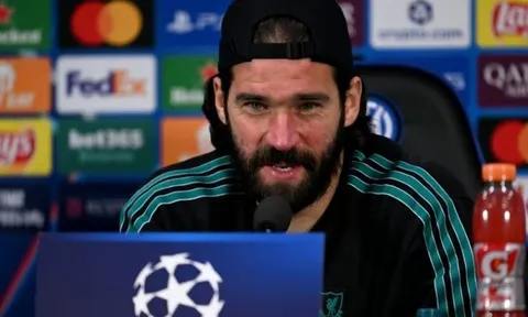 Alisson giải thích phản ứng của các cầu thủ Liverpool trước những lời chỉ trích của Salah