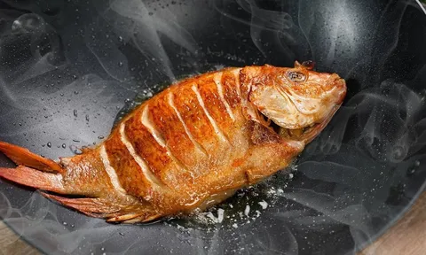 Rán cá thêm 2 thứ này, cá giòn thơm, không dính chảo, không bắn dầu