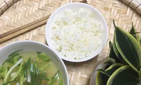 3 nhóm người không nên ăn cơm nguội buổi sáng