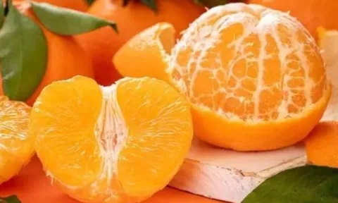Cam đang vào mùa, nhưng bác sĩ cảnh báo: 3 thực phẩm tuyệt đối không ăn cùng cam