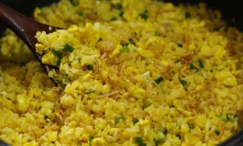 Điều gì xảy ra với cơ thể nếu thường xuyên ăn cơm rang vào buổi sáng?