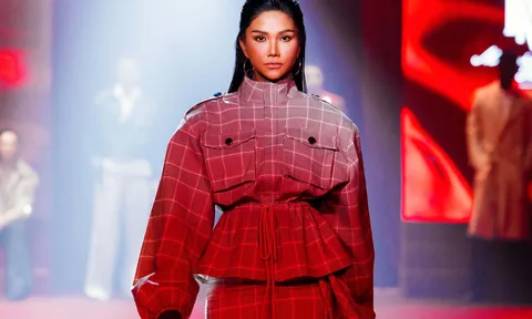 H'Hen Niê tái xuất sàn runway
