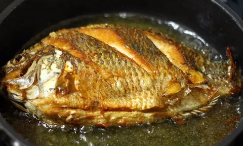 Rán cá đừng chỉ cho dầu, thêm thứ này cá vàng giòn, không nát