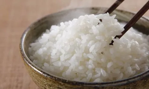 Nấu cơm chỉ bỏ nước lạnh thôi chưa đủ: Thả thêm thứ này vào cơm tơi xốp thơm dẻo hơn nhiều