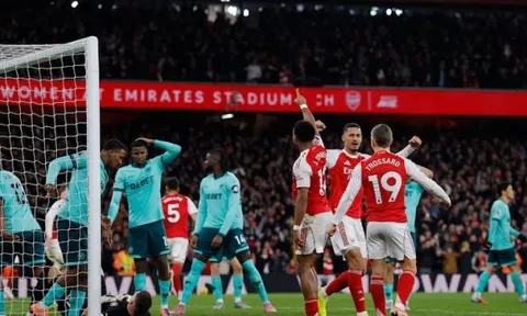 Arsenal 2-1 Wolves: Saka tỏa sáng, hai pha phản lưới nhà quyết định