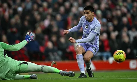 Tim Sherwood nhận định Diego Gomez thoát thẻ đỏ trước Liverpool