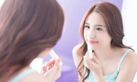 5 cách đơn giản trị môi khô, nẻ miệng