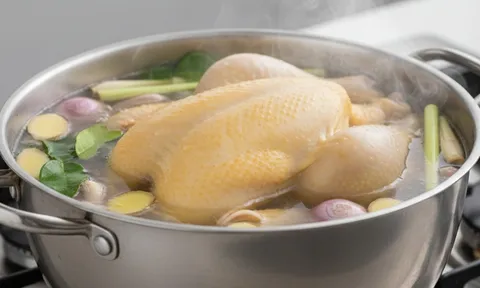 Kẻ thù của mùi tanh khi luộc gà: Cho đúng thứ này vào nồi, thịt thơm ngọt tự nhiên, không cần mì chính