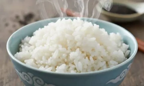 Cơm nguội hay cơm nóng: Loại nào ít làm tăng đường huyết, người tiểu đường nên biết?