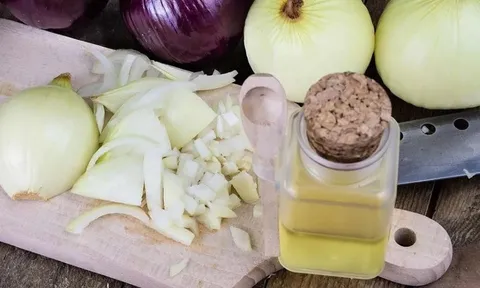 Bí quyết dùng nước ép hành kích thích mọc tóc: Cách làm hiệu quả mà không lo mùi khó chịu