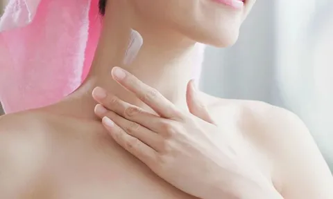 Phụ nữ từ 30 nên chăm sóc vùng da cổ như thế nào để không bị “tố cáo” vấn đề tuổi tác?