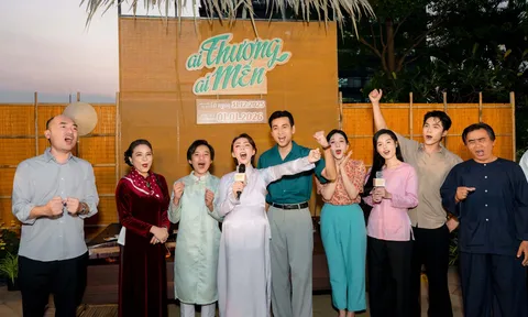 Thu Trang “chơi lớn” vác bụng bầu đến showcase tái hiện đám giỗ miền Tây chưa từng có trong điện ảnh Việt