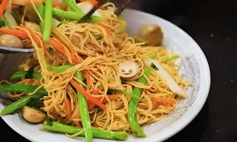 Mẹo xào mì dai ngon, ít dầu mỡ: Đừng chần mì bằng nước sôi