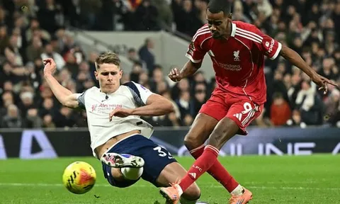 Liverpool hạ Tottenham 2-1: Isak tỏa sáng, Simons nhận thẻ đỏ