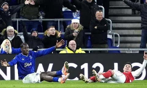 Ngoại hạng Anh: Everton tranh cãi phạt đền, Arsenal hưởng lợi VAR