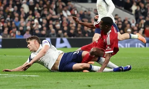 Neville xót xa khi Isak ghi bàn rồi chấn thương nặng tại Liverpool