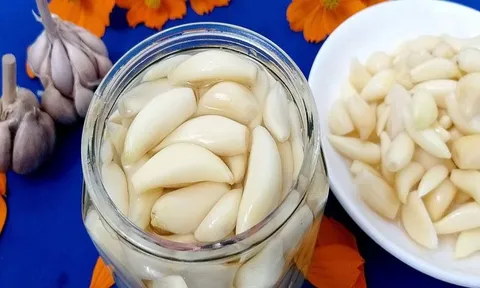 Ngâm tỏi trắng giòn, để lâu trong xanh không nát chỉ cần đúng 1 bước này