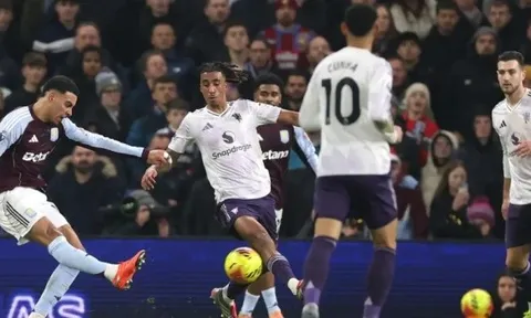 Leny Yoro hứng chỉ trích từ Neville và Keane sau thất bại của Man United