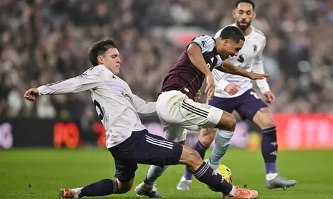 CĐV MU phản ứng khi Ugarte, Yoro gây thất vọng trận thua Aston Villa