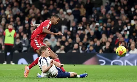 Van de Ven có đáng nhận thẻ đỏ ở trận Liverpool?