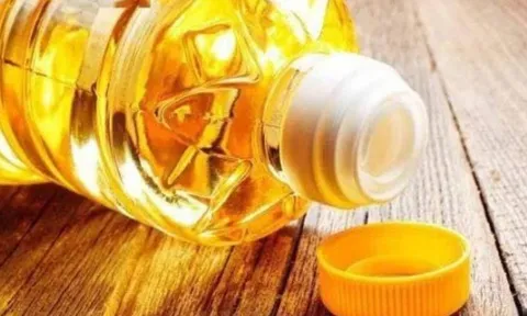 Dầu ăn mở nắp dùng được bao lâu? Cảnh báo nguy hiểm khi ăn dầu hết hạn