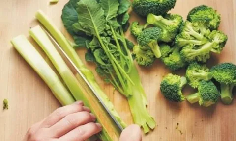 Đến giờ mới biết: 2 phần trên bông cải xanh chống ung thư cực mạnh, đừng bỏ phí!