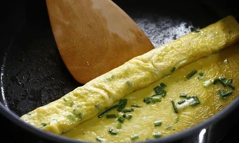 Thêm vài giọt này, trứng rán nở phồng gấp đôi, xốp mịn, không tanh