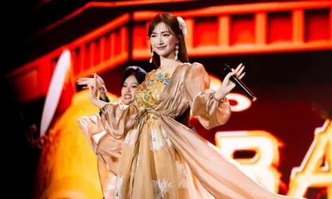 Hòa Minzy gặp sự cố vấp ngã khi đang giao lưu khán giả