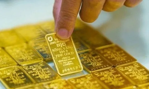 Giá vàng hôm nay 25/12: SJC lập đỉnh mới, nhẫn vàng sắp chạm 160,5 triệu/lượng