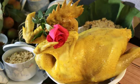 Luộc gà cứ làm thêm bước này, đảm bảo thịt ngọt mềm, da vàng giòn, không bị nứt