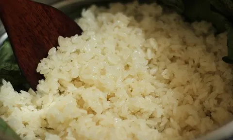 Mẹo đồ xôi nhanh chín không cần ngâm gạo qua đêm, hạt căng mẩy, để lâu vẫn dẻo mềm