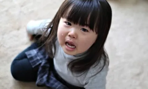 Vì sao trẻ bỗng khóc thét khi gặp người lạ? Lý do không phải mê tín