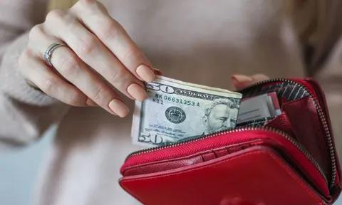 Mẹo phong thuỷ Ví Tiền đầu năm: Cho vào 3 thứ, Vứt đi 2 thứ giúp dòng tiền hanh thông, Thu Hút Tài lộc