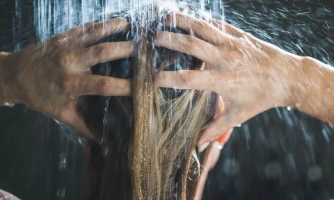 5 dấu hiệu mái tóc đang "gào thét" vì gội quá ít