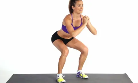 Chỉ cần tập 1 động tác đứng lên ngồi xuống này, bạn sẽ thấy tác dụng 'thần kỳ' của nó