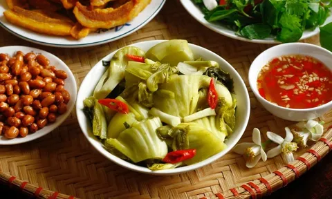 Muối dưa vàng óng, để lâu vẫn giòn, không chua phải có 1 thứ