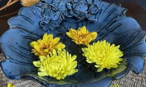 Vì sao bàn thờ Thần Tài luôn đặt bát nước thả hoa? Cuối năm cần lưu ý kẻo hao tài, tán lộc