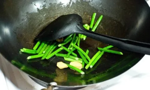 Bước sang 2026, phải vứt ngay đồ dùng nhà bếp này: thải hàng triệu hạt vi nhựa, nhiều gia đình vẫn dùng mỗi ngày