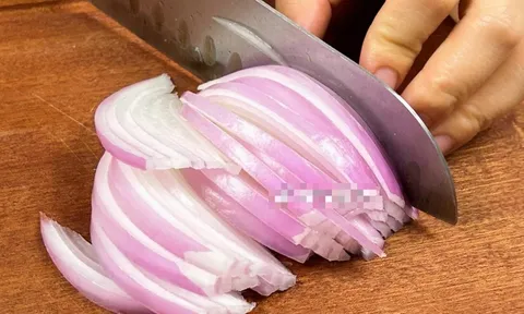 Cắt hành tây đặt ở góc giường 1 đêm, bạn sẽ thấy điều kỳ diệu vào sáng hôm sau