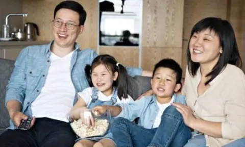 8 điều cha mẹ tuyệt đối không nên chia sẻ với con, kể cả khi gia đình hạnh phúc