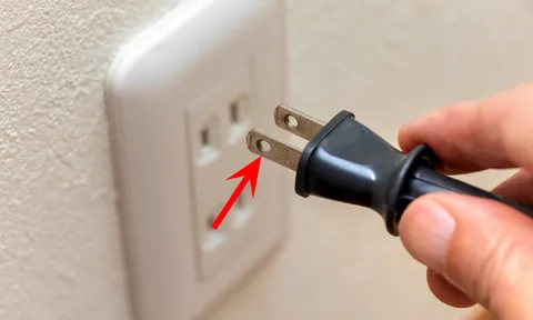 Công dụng đặc biệt của 2 chiếc lỗ nhỏ trên phích cắm chân dẹt, nhiều người chưa biết