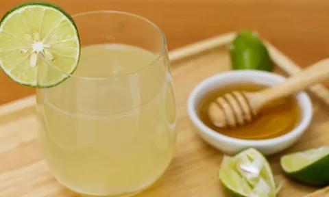Thường xuyên uống nước chanh ấm có lợi cho 3 nhóm người này