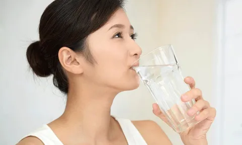 5 khung giờ vàng nên bổ sung nước mỗi ngày để đào thải độc tố, bảo vệ sức khỏe
