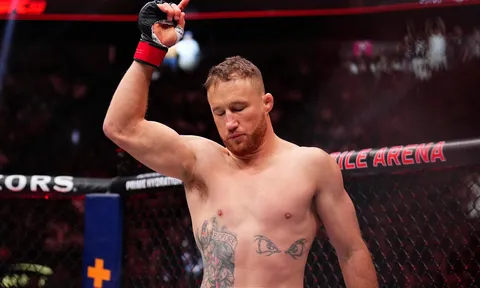 Chael Sonnen gieo nghi vấn về "vết lạ" của Justin Gaethje: "Đây không phải là lông mọc ngược"