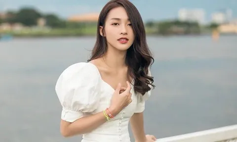 Khả Ngân tình tứ với trai lạ, còn công khai khoác tay tình cảm?