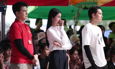 Bạch Công Khanh và Phương Anh lăn xả hết mình, ướt sũng người vì hai bạn nhỏ mồ côi cha, sống xa mẹ