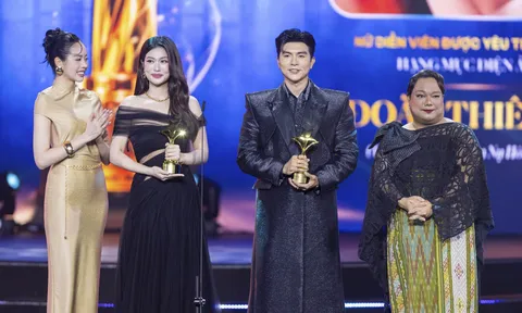 Hoa hậu Thiên Ân vấp té ngay trên sân khấu nhận giải, hành động lịch thiệp của Steven Nguyễn gây chú ý